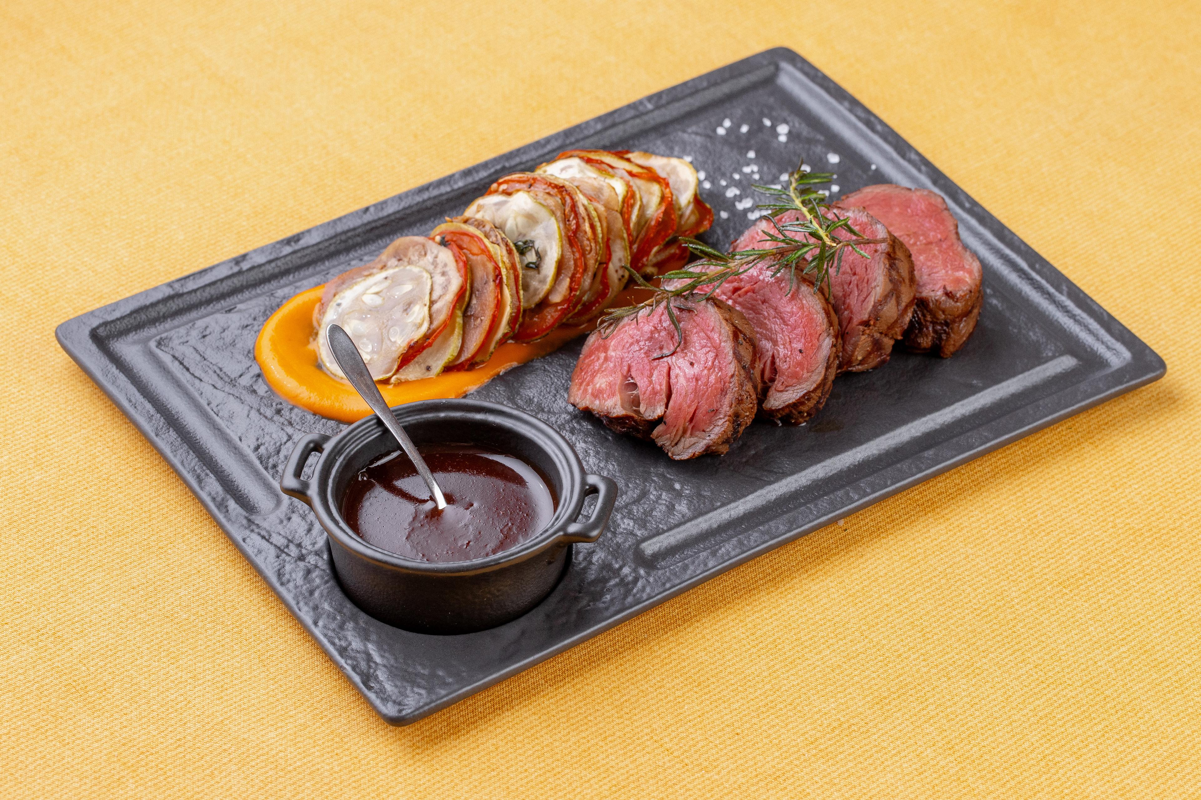 Стейк Шатобриан с винным соусом и овощным рататуем