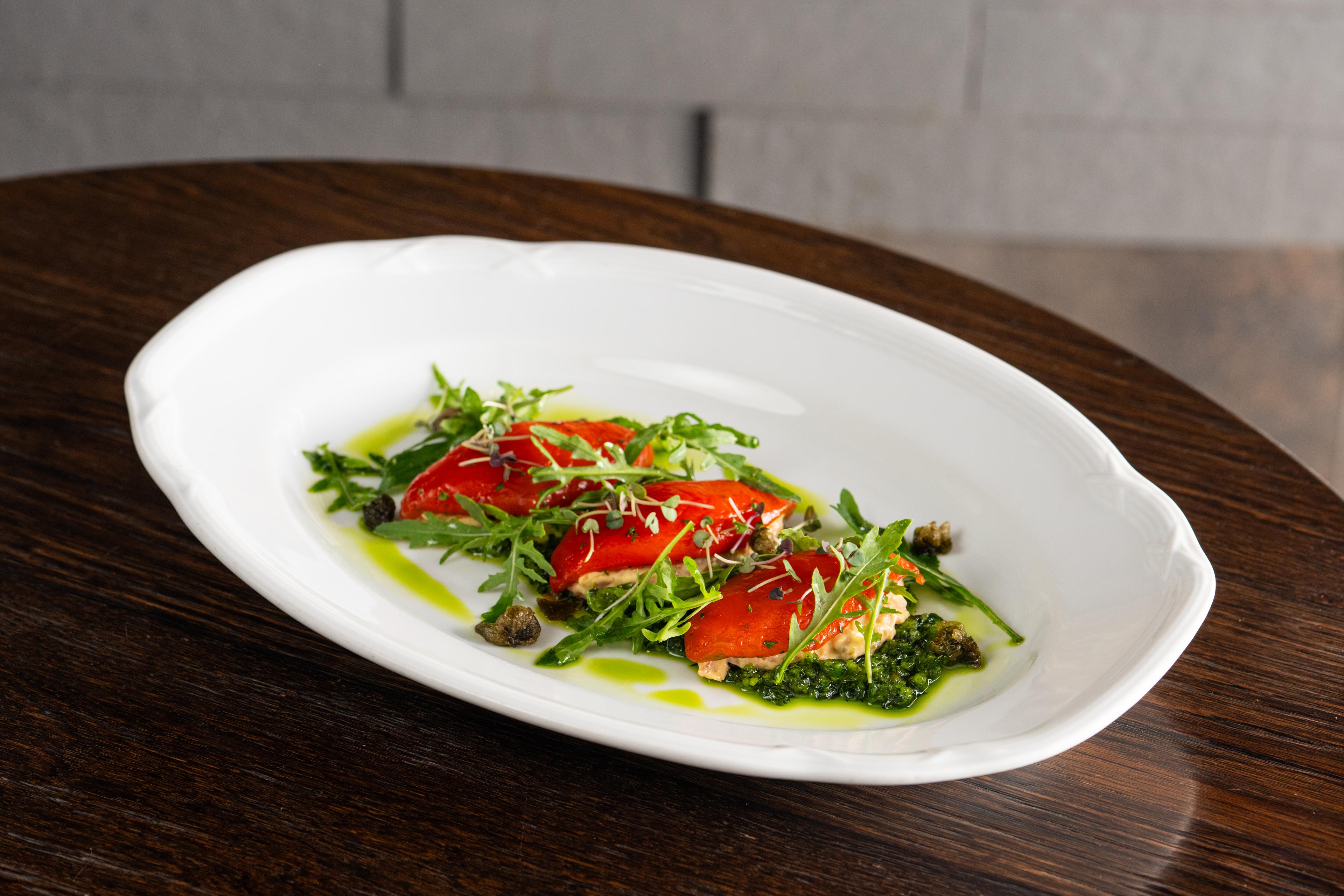 Перец тоннато с руколой и сальса верде