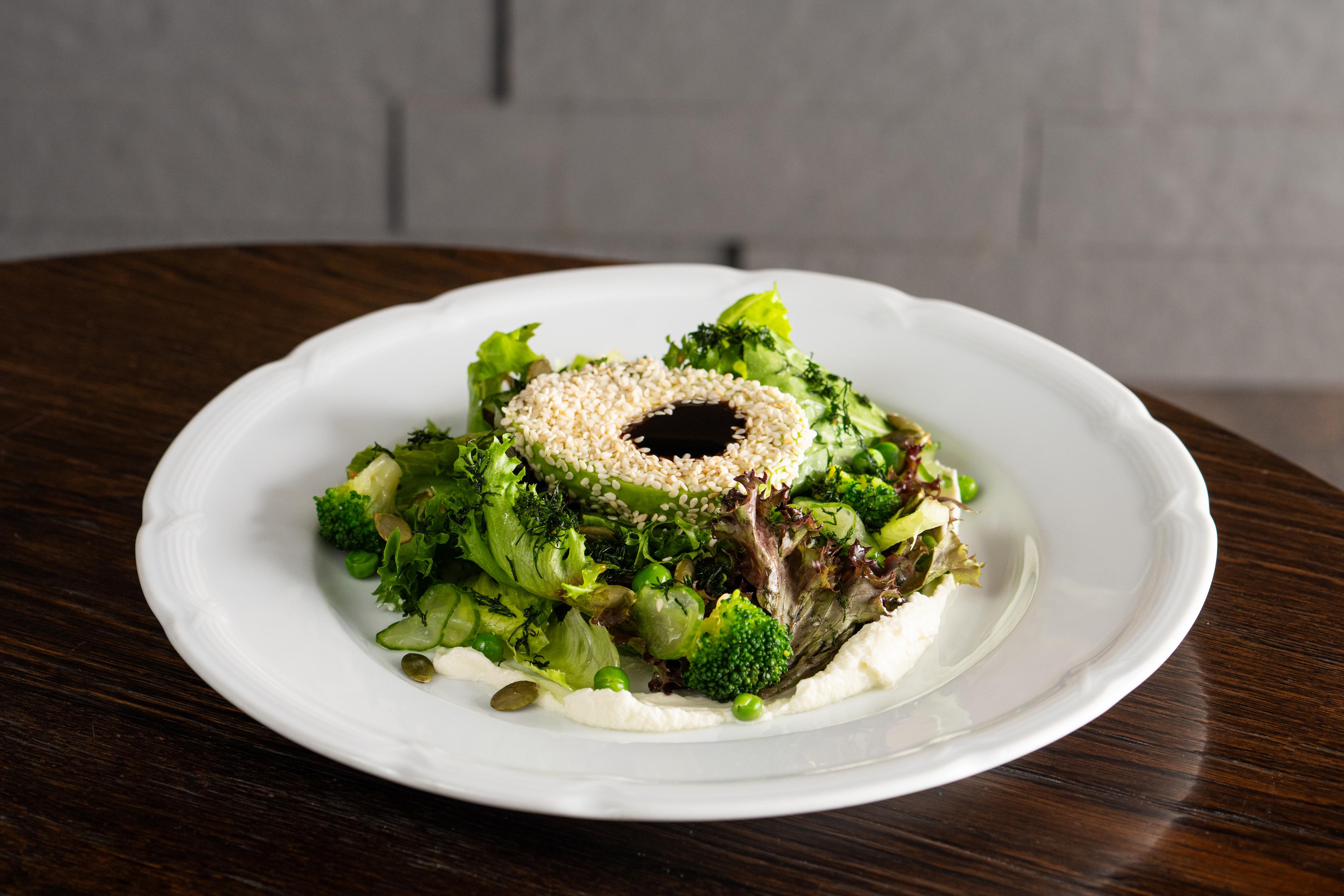 Зеленый салат с авокадо, брокколи и соусом бермонте