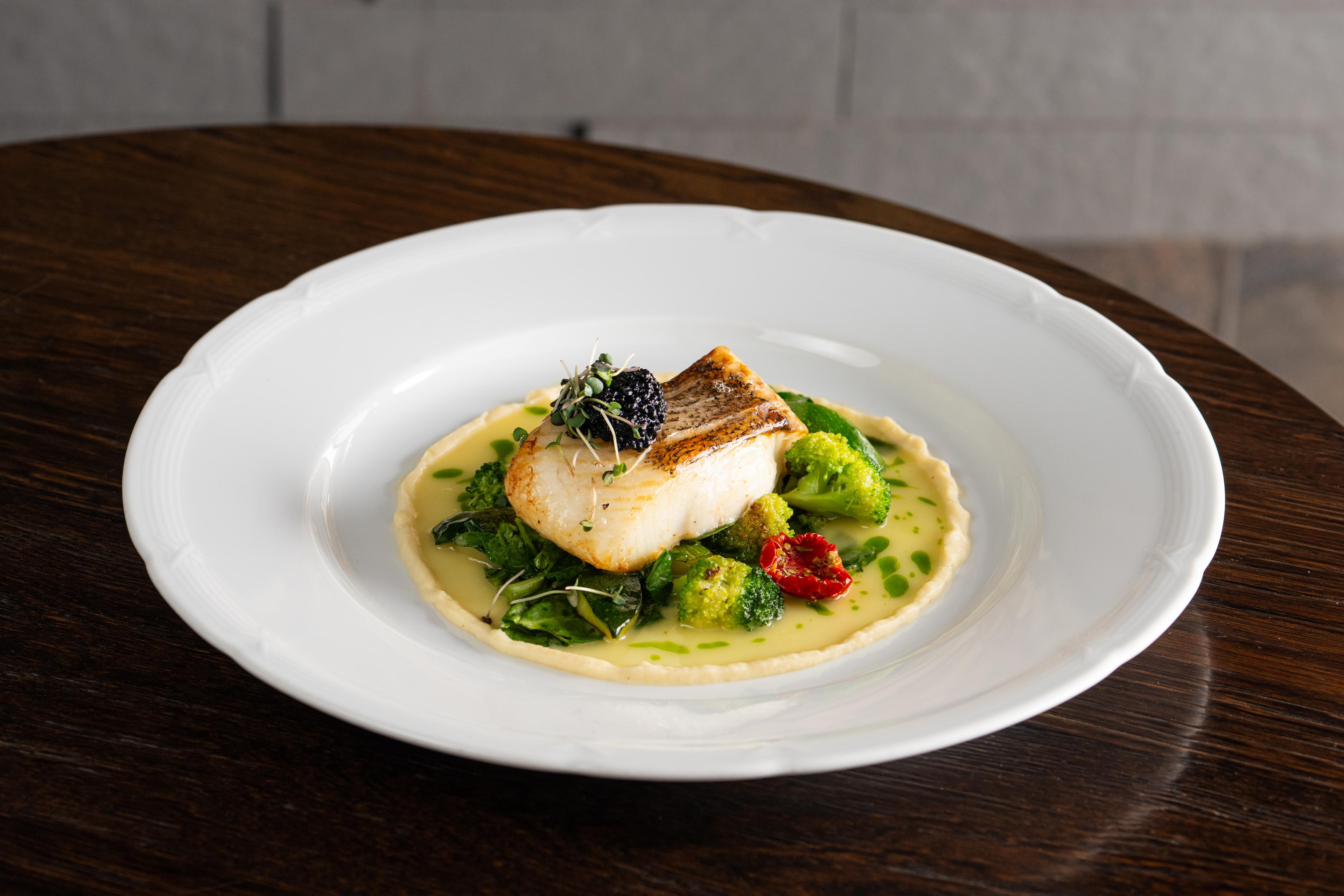 Запеченный палтус с зелеными овощами и цитрусовым соусом