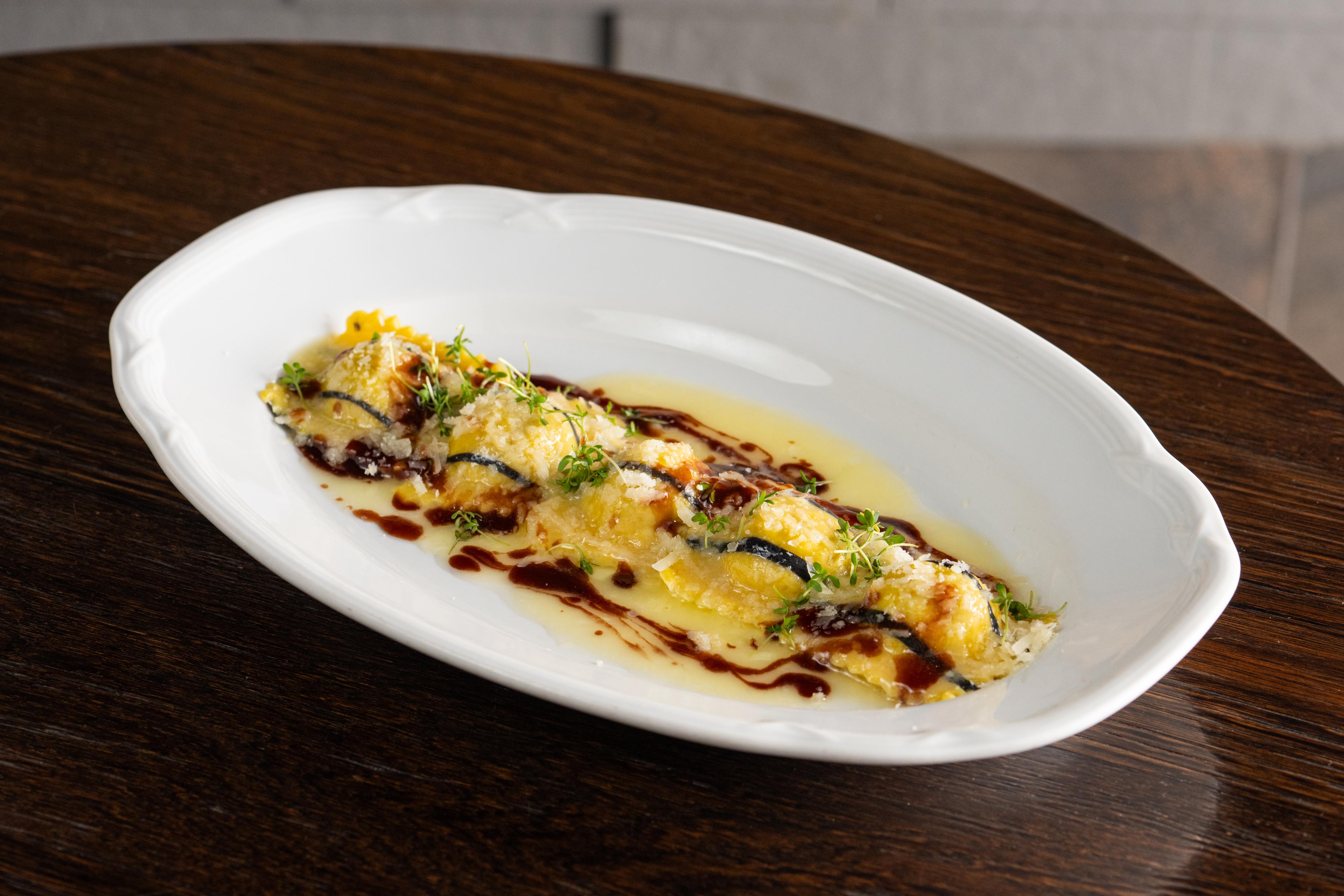 Равиоли с говяжьими щеками и копченой страчателлой