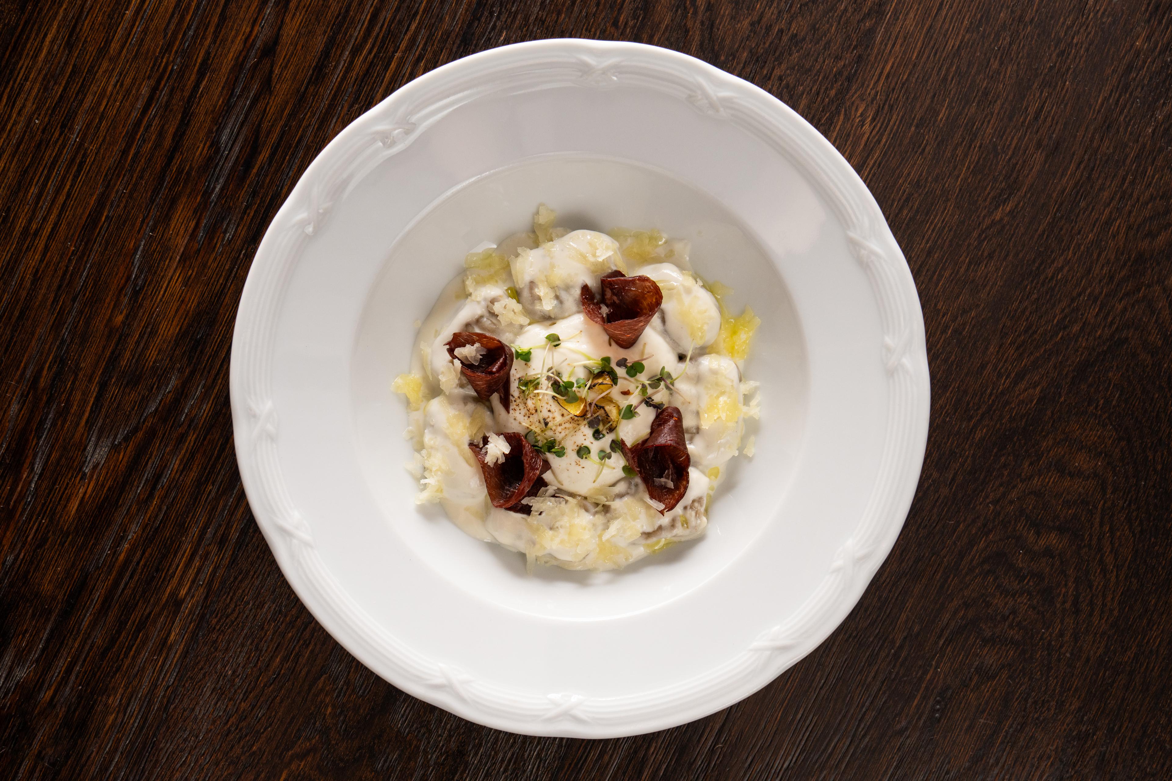 Каштановые ньокки с вяленой олениной в соусе четыре сыра