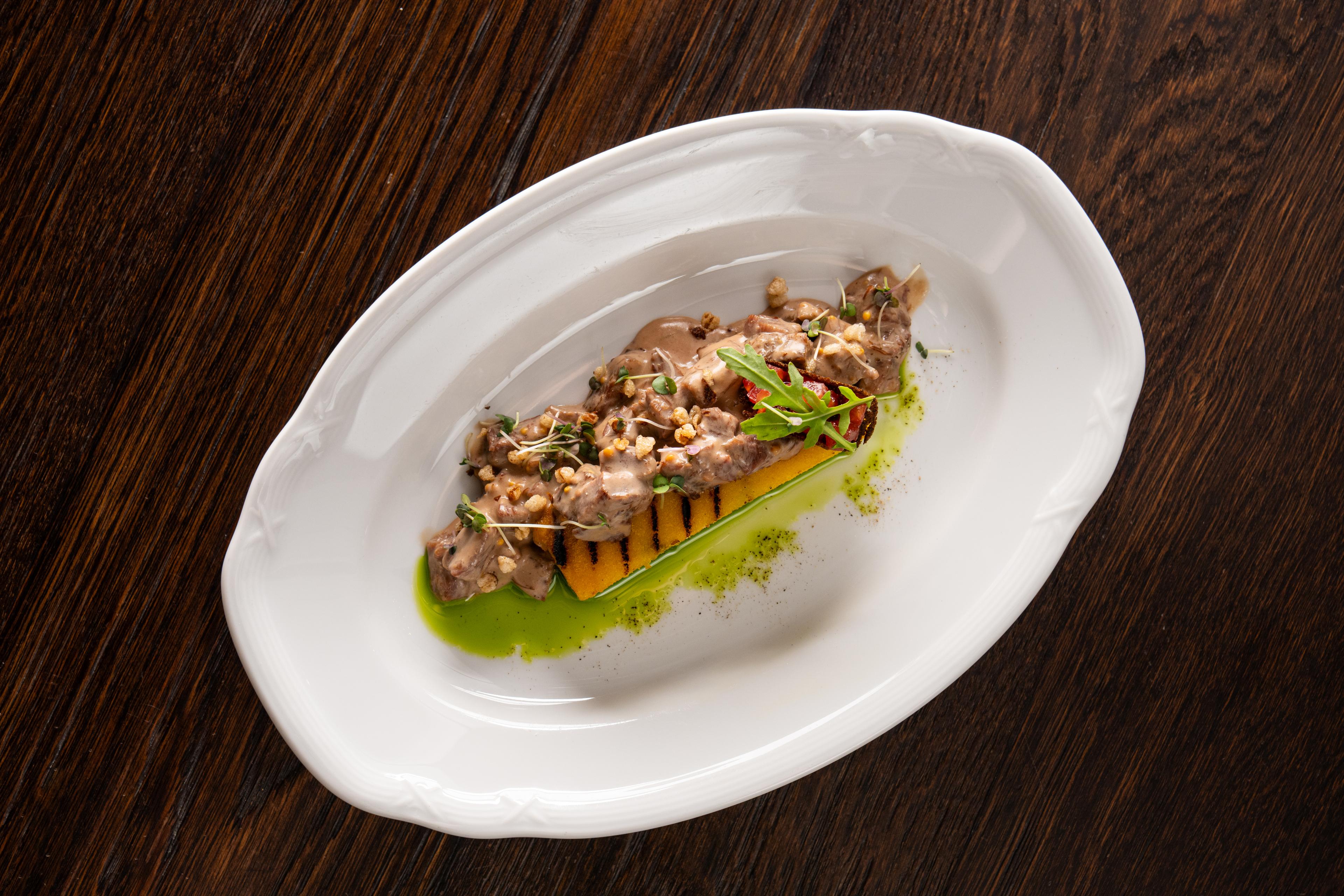 Стракотто из говяжьих щек с полентой и томатами конкассе