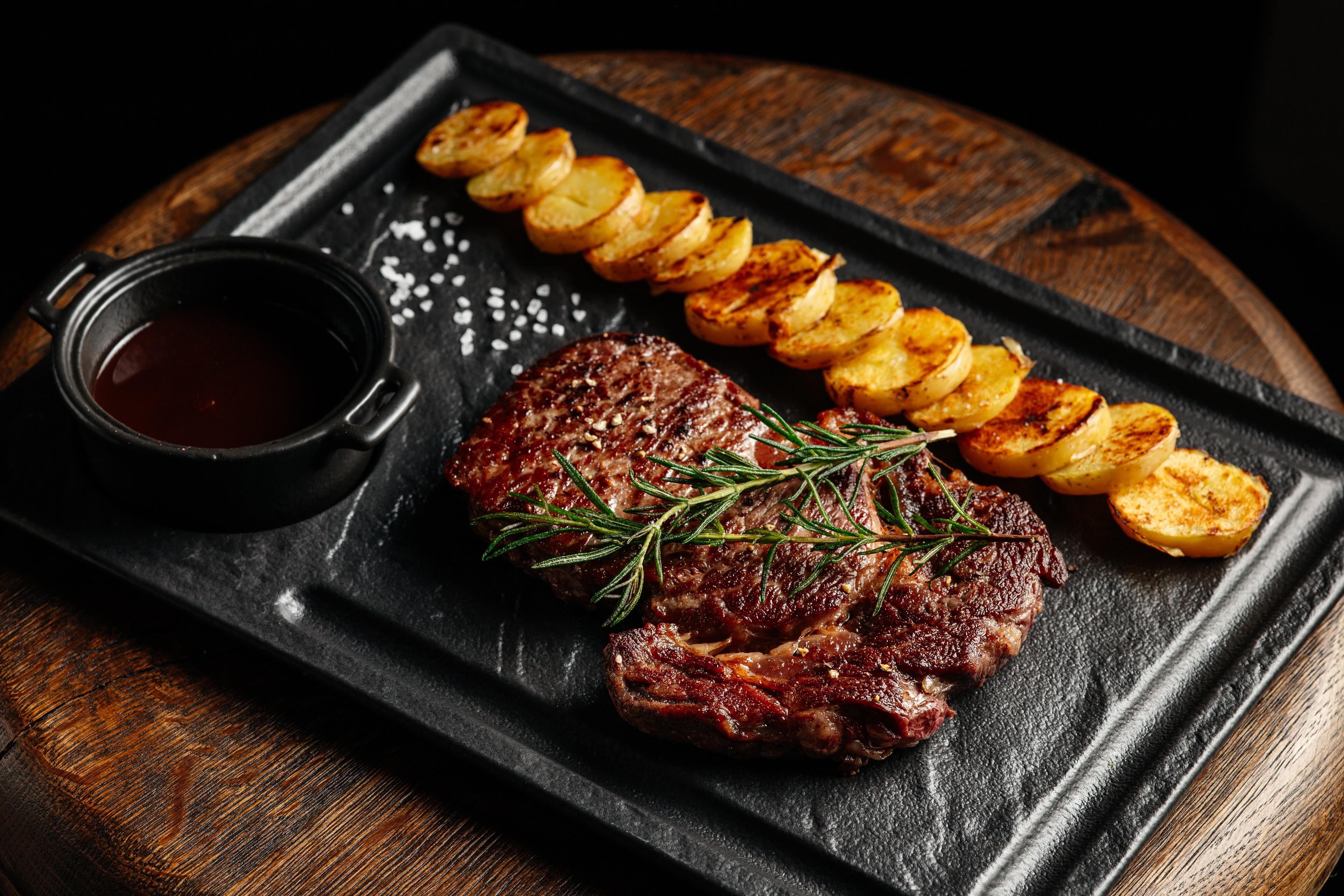 Стейк Рибай с печеным картофелем и соусом из портвейна