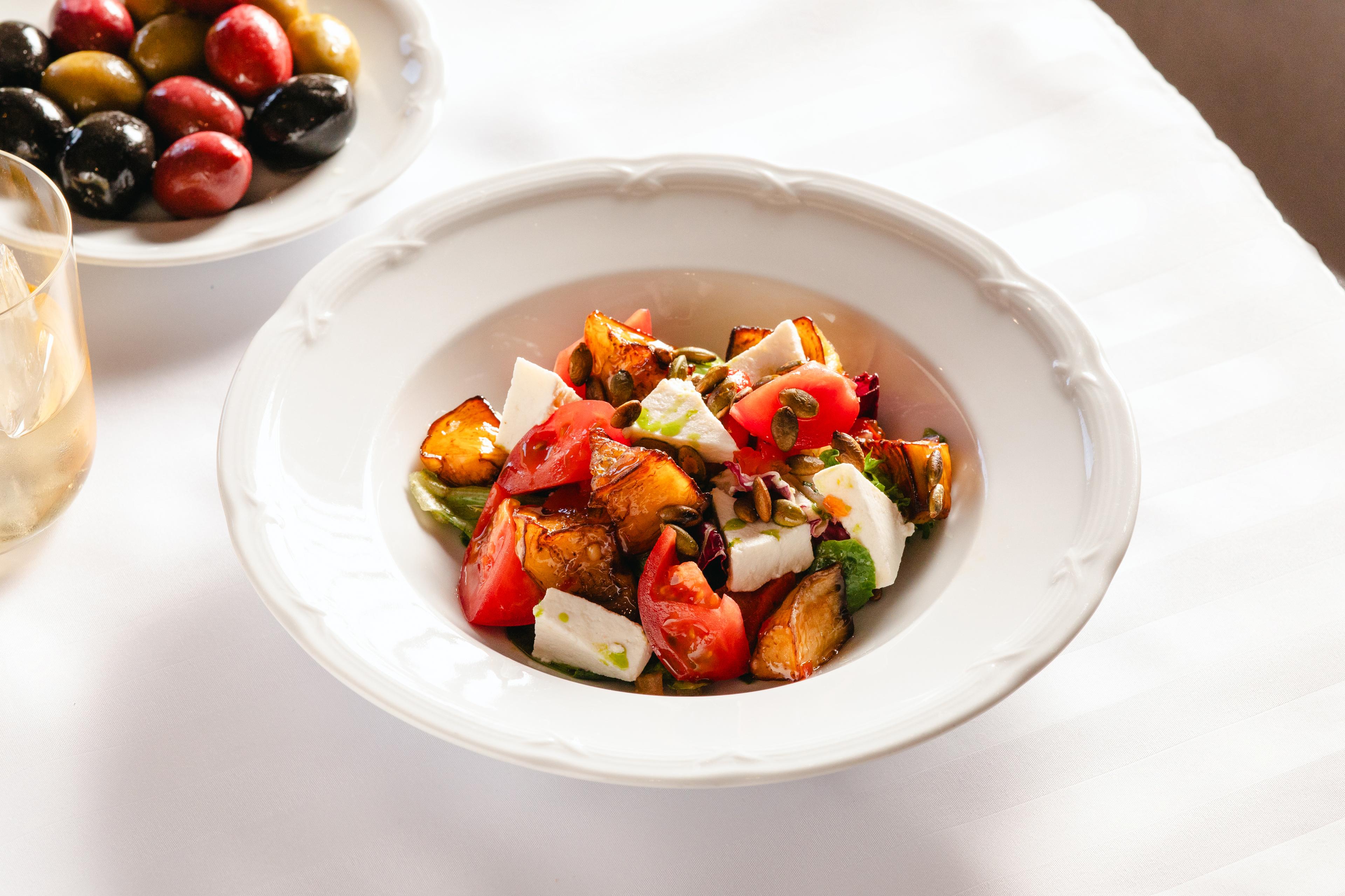 Салат с хрустящими баклажанами, сладкими томатами и копченой рикоттой