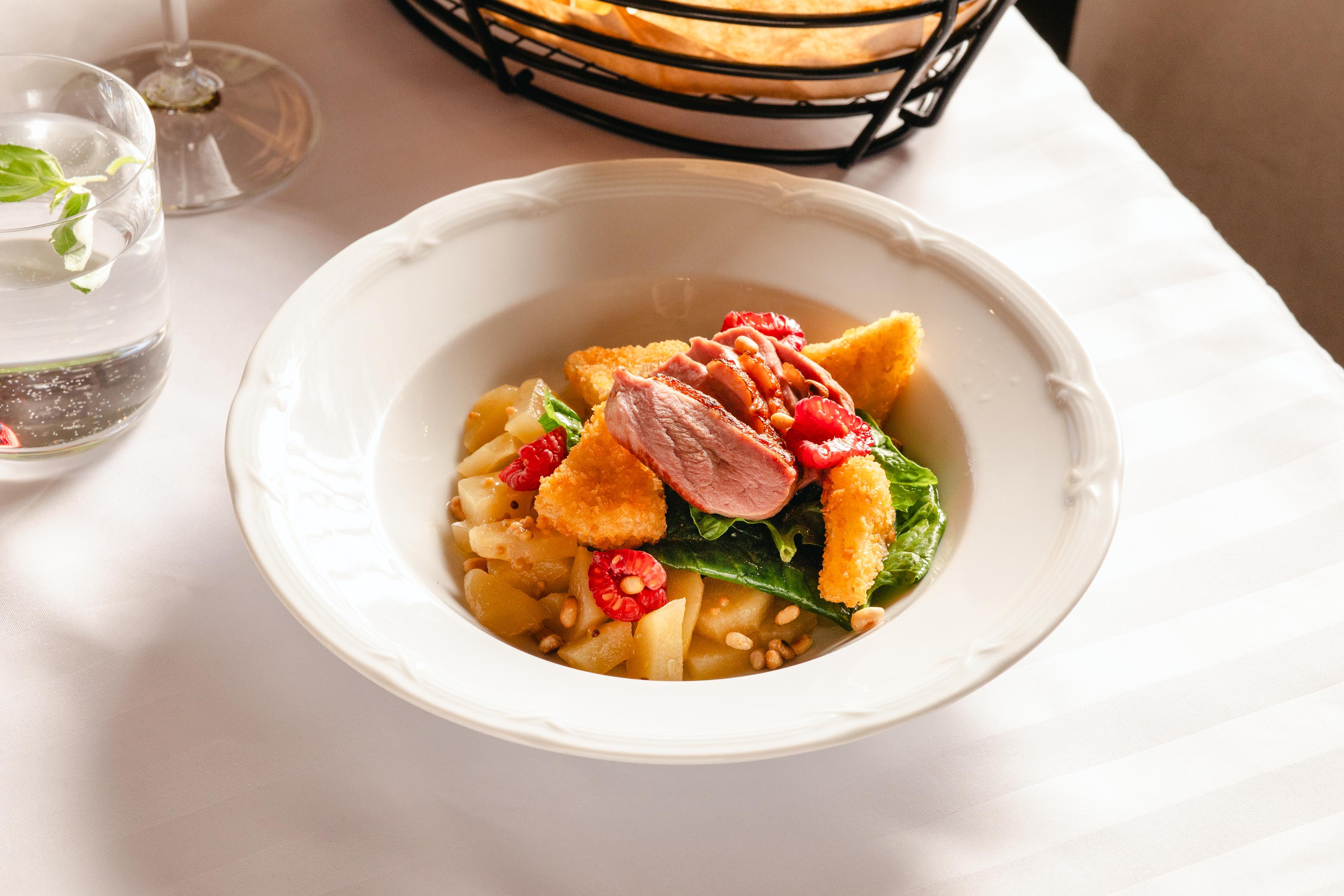 Салат с утиной грудкой, сыром бри, грушевой мостардой и свежей малиной