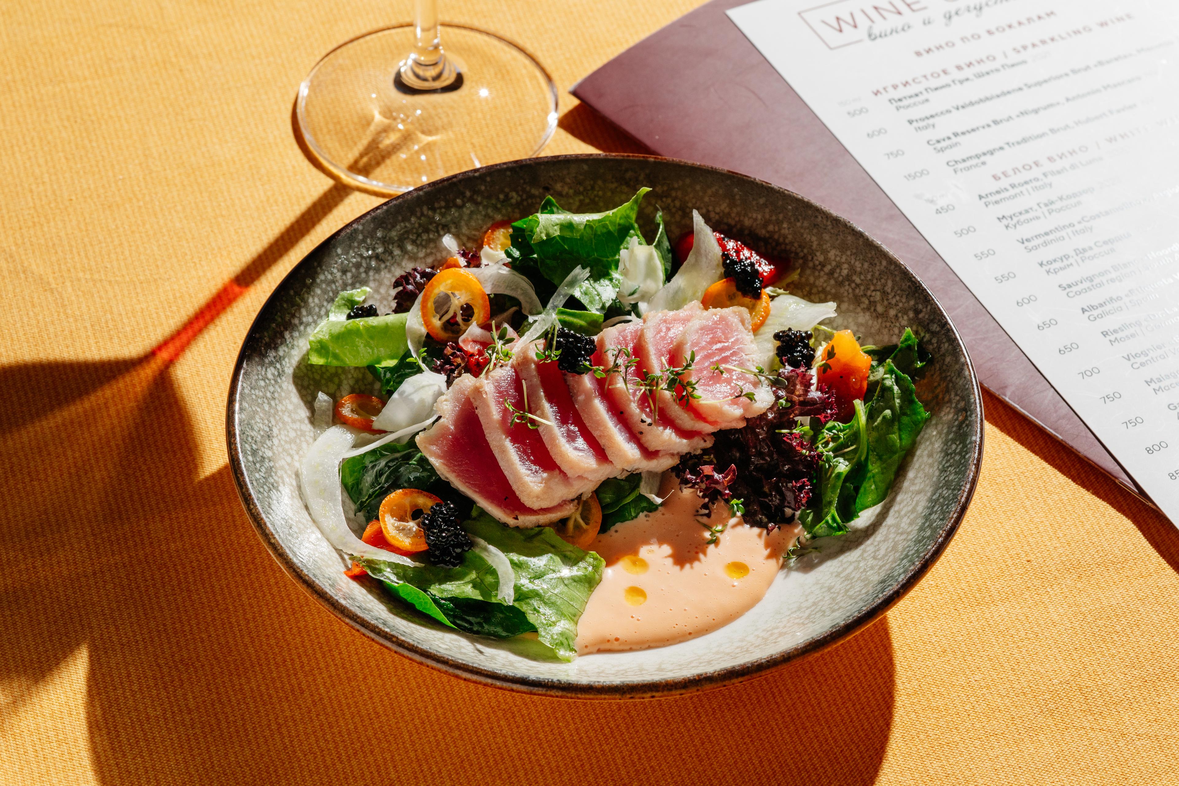 Салат с тунцом, икрой палтуса и грейпфрутовым айоли