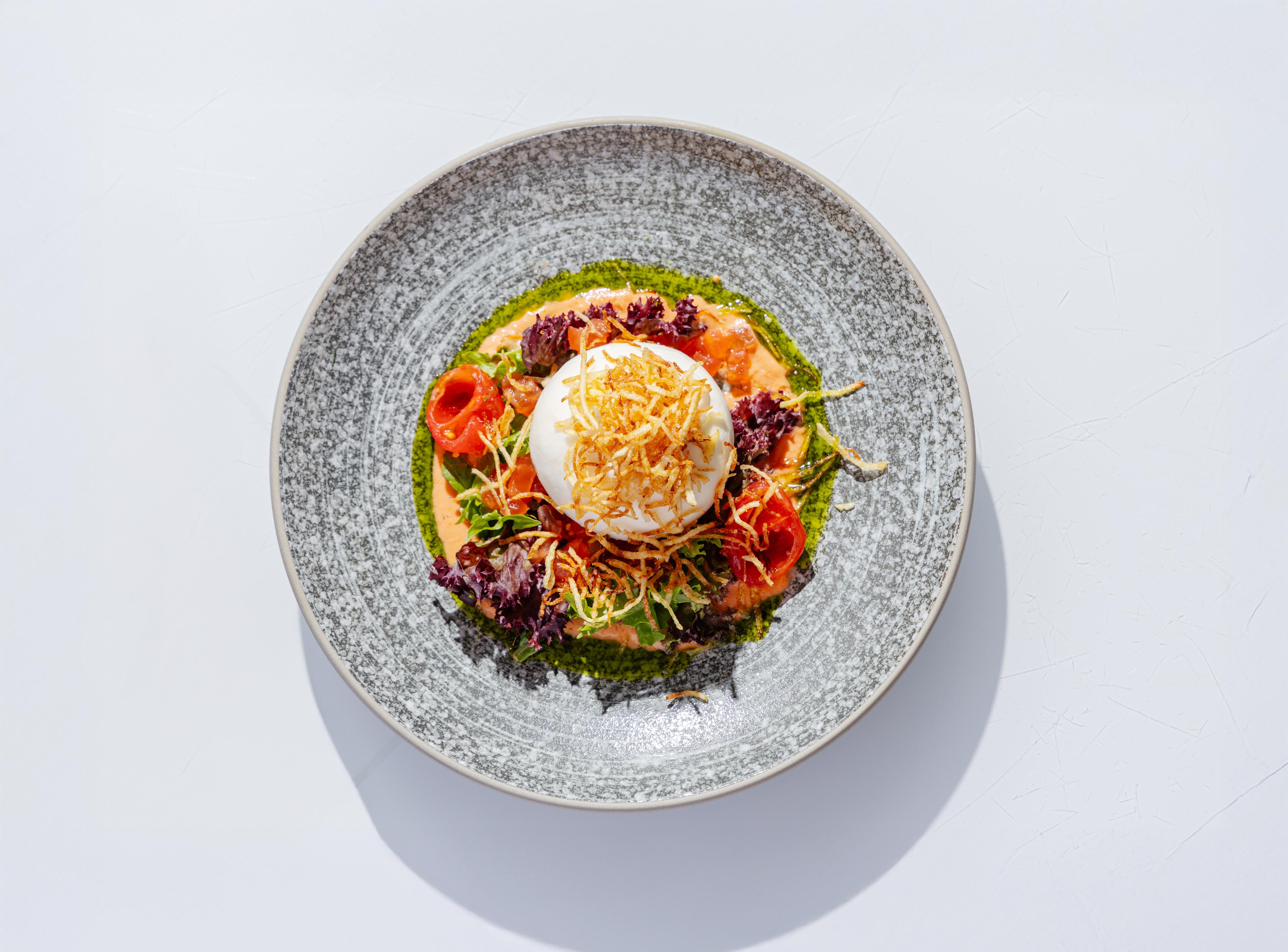 Буррата cо сливочным гаспачо и томатами