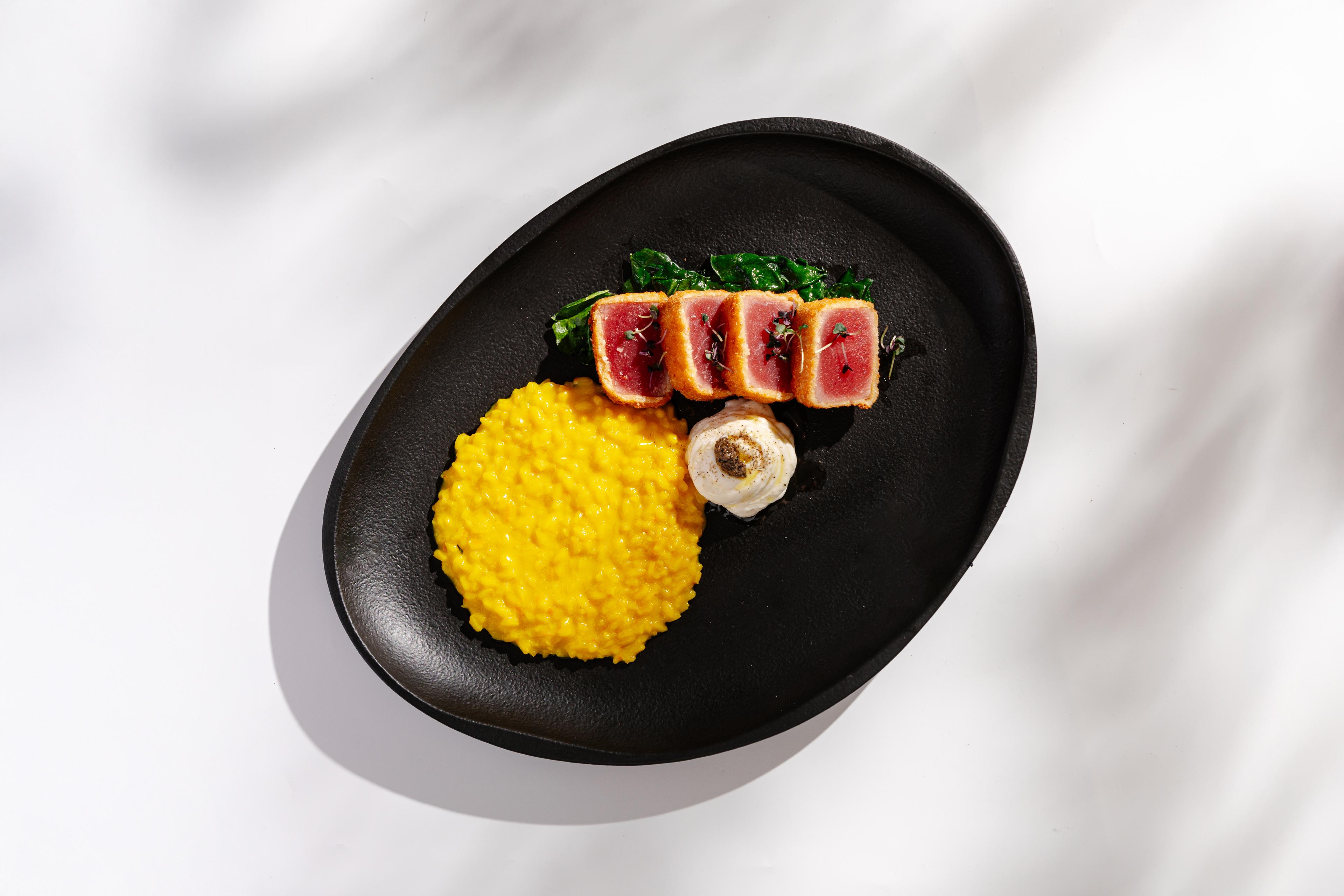 Тунец Меланьезе со шпинатом, шафрановым ризотто и трюфелем