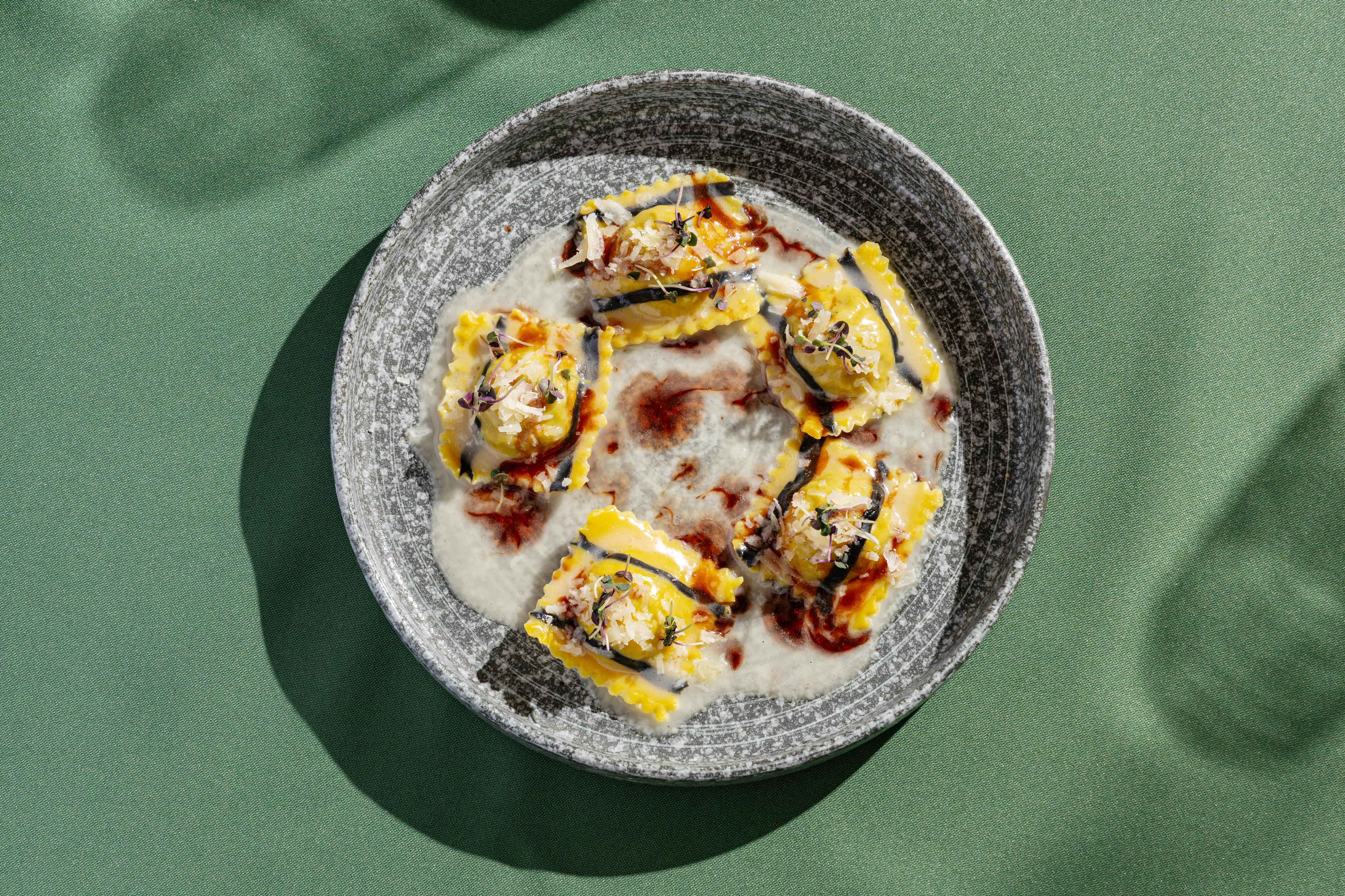 Равиоли с глазированной уткой и соусом порто