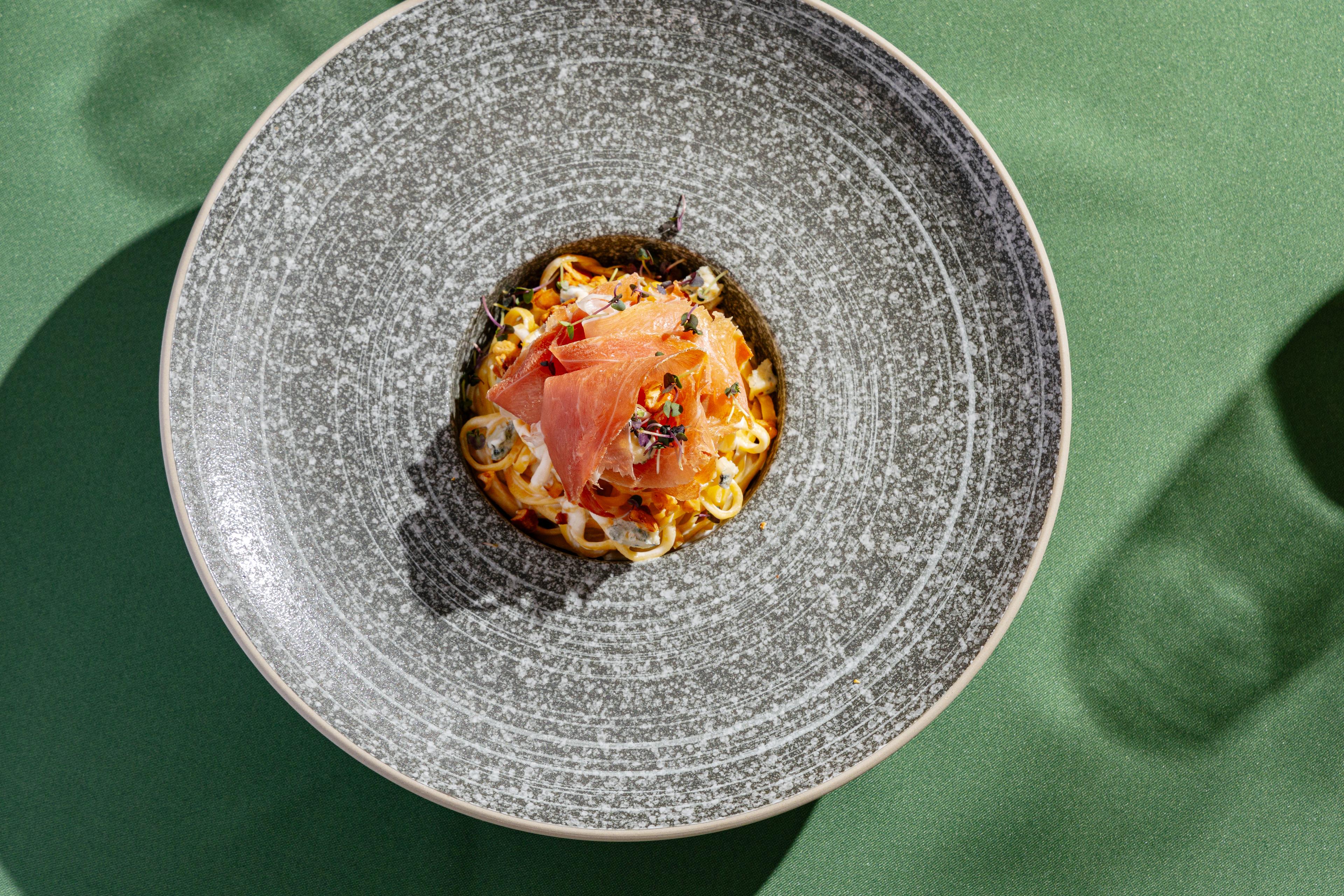 Лингвини с пармой и соусом из горгонзолы