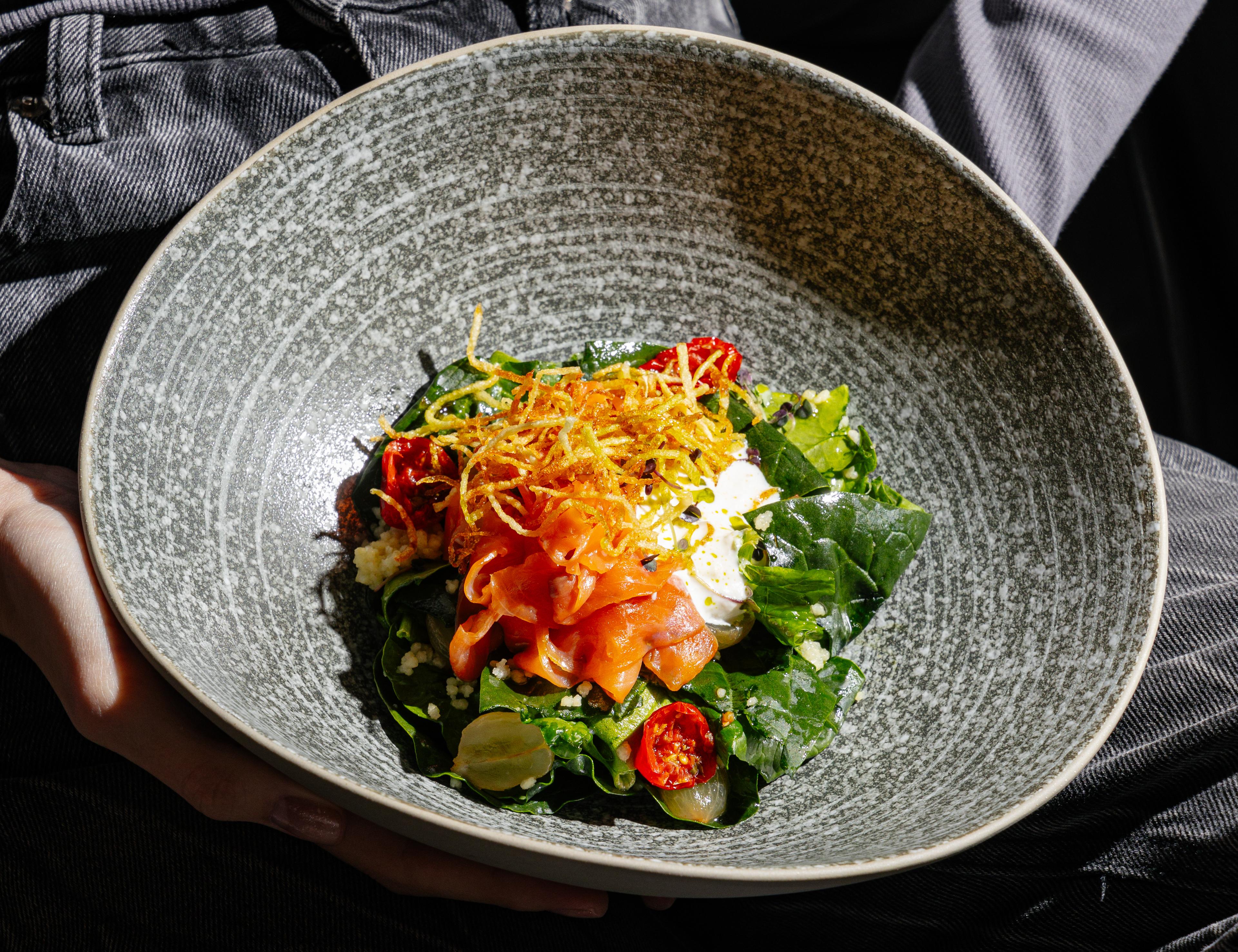 Салат с копченой форелью, виноградом и страчателлой