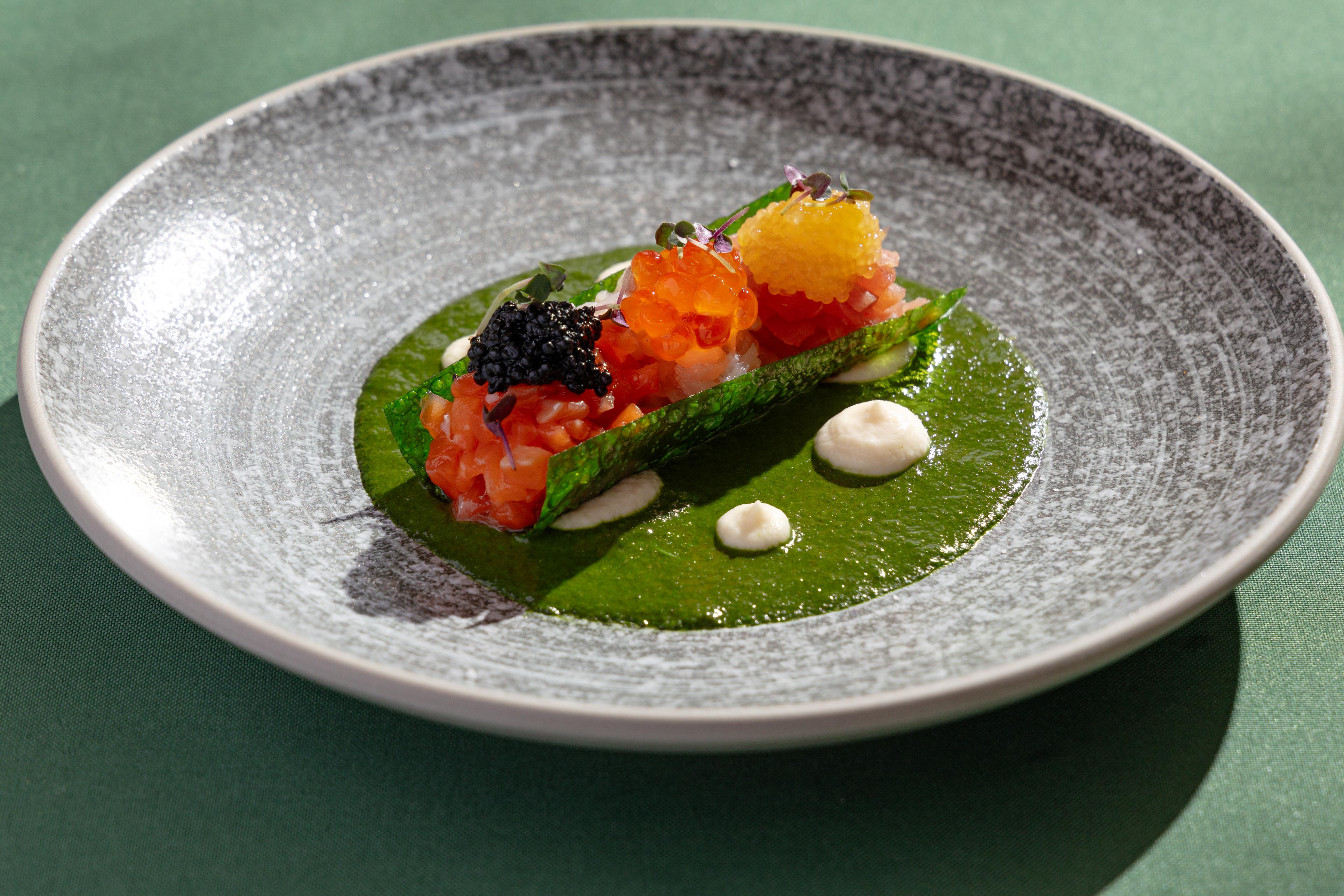 Тре-тартар из трех видов рыб и икры с соусом из щавеля