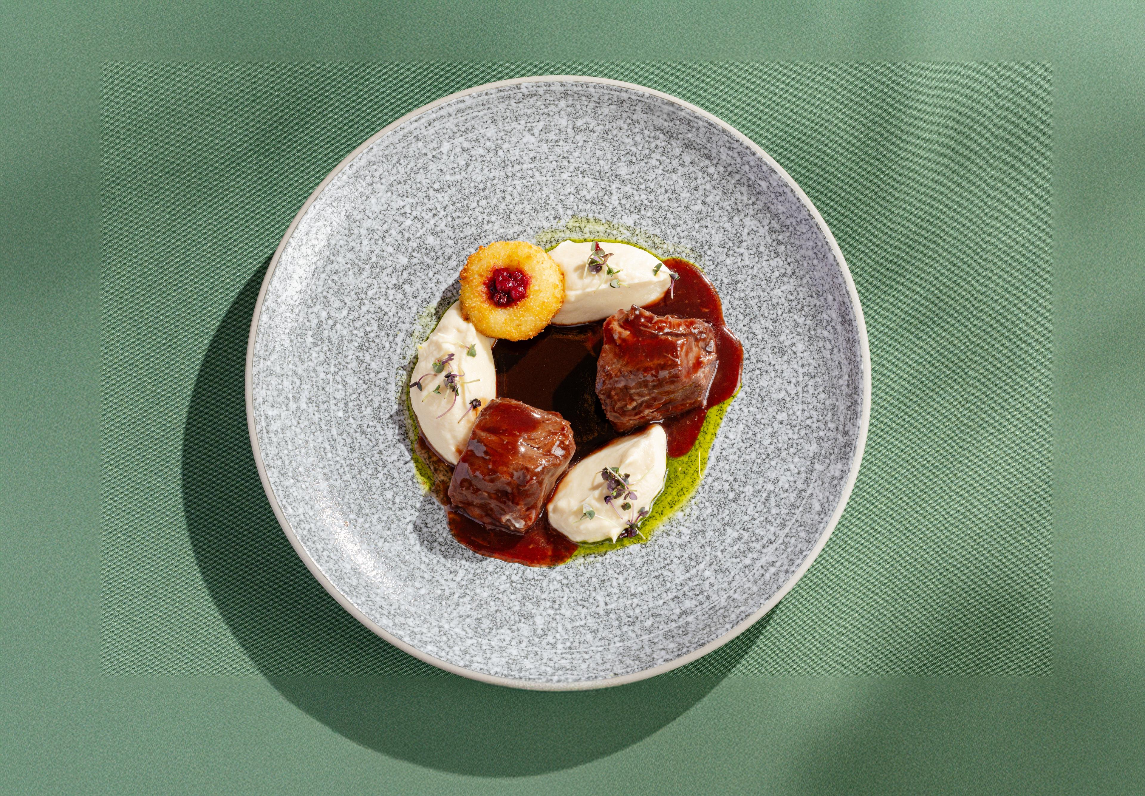 Щеки говяжьи с пюре из сельдерея