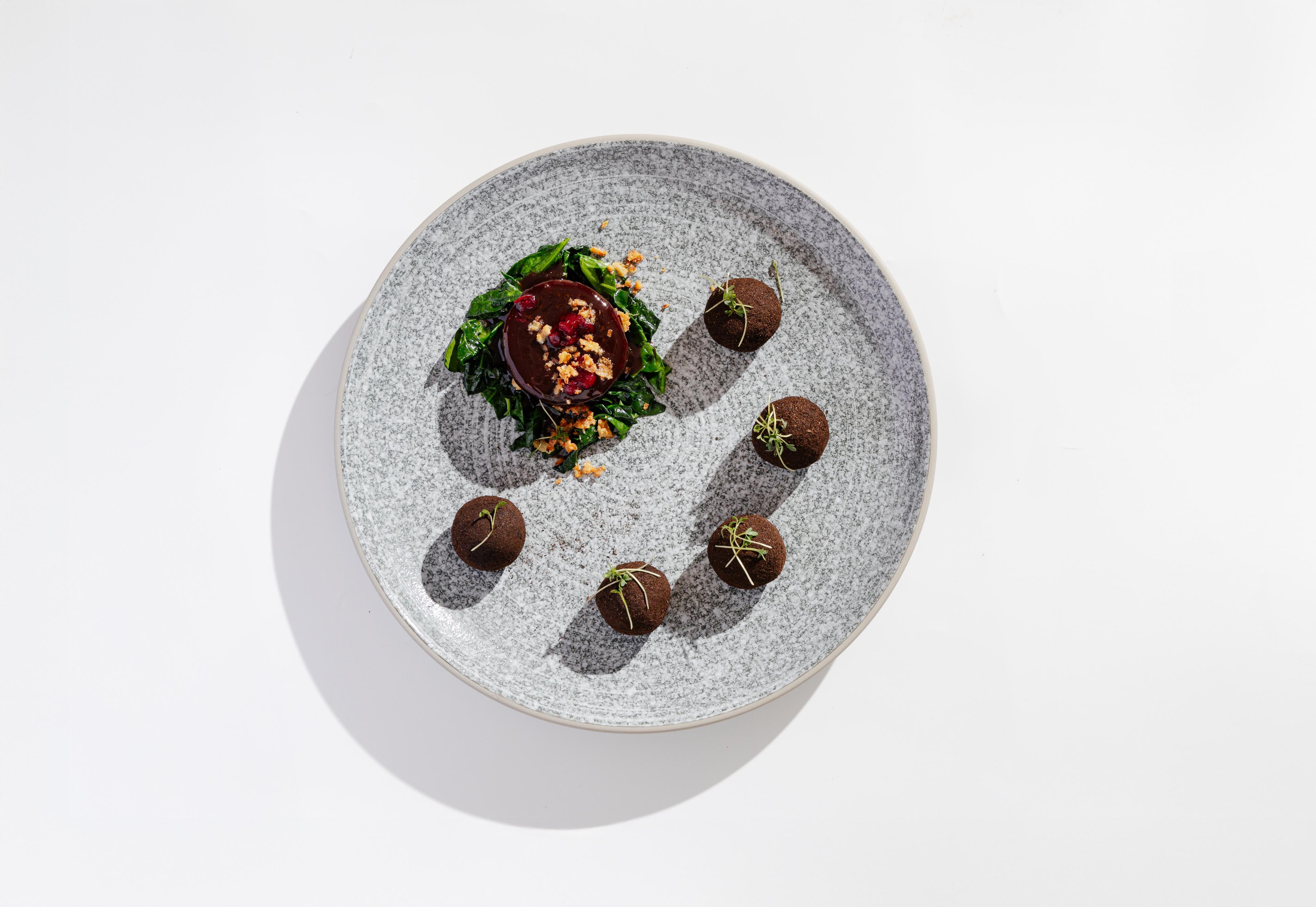 Глазированные телячьи хвосты с крокетами из картофеля