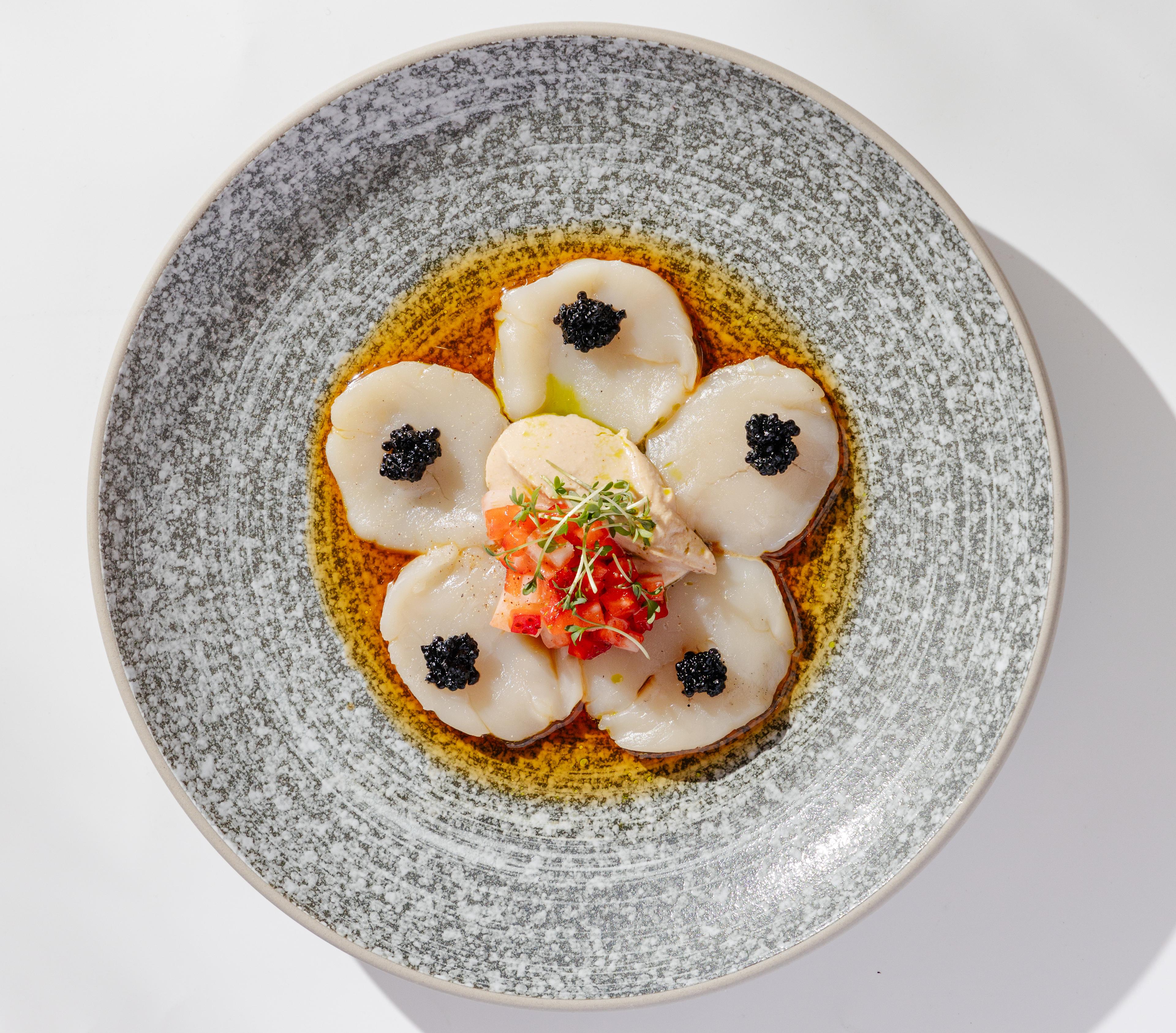 Гребешки с ореховым соусом, клубникой и понзу