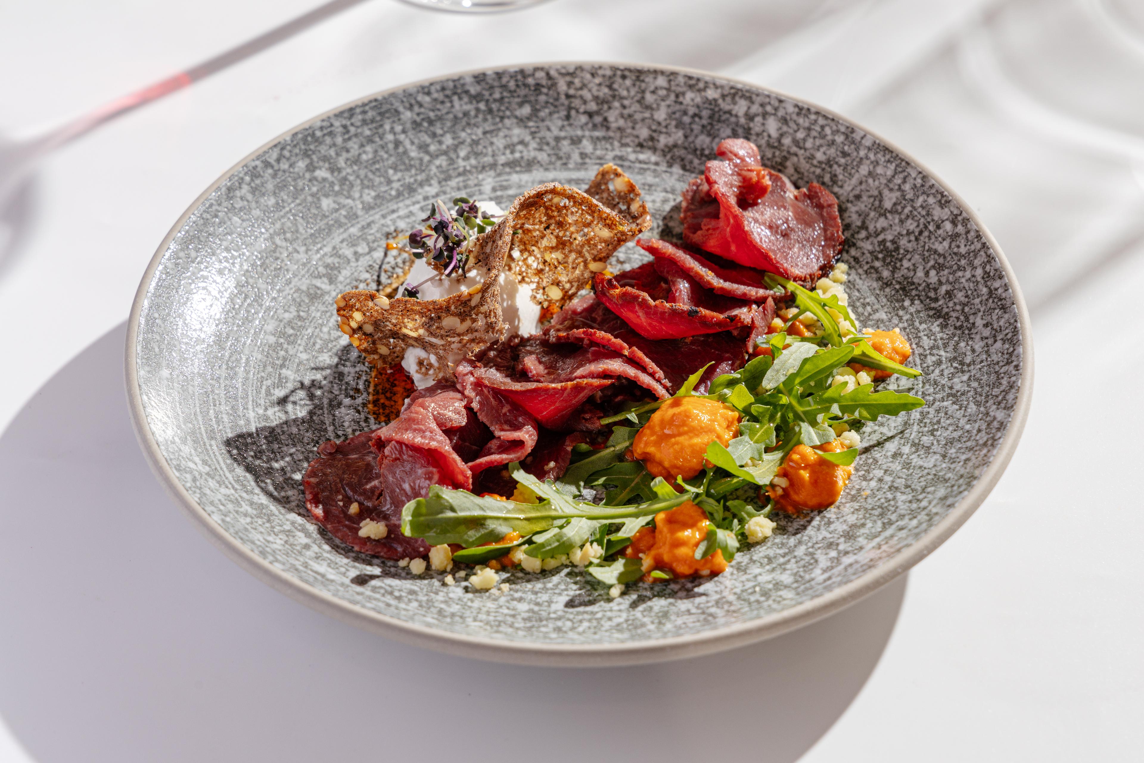 Ростбиф с муссом из козьего сыра и соусом ромеско