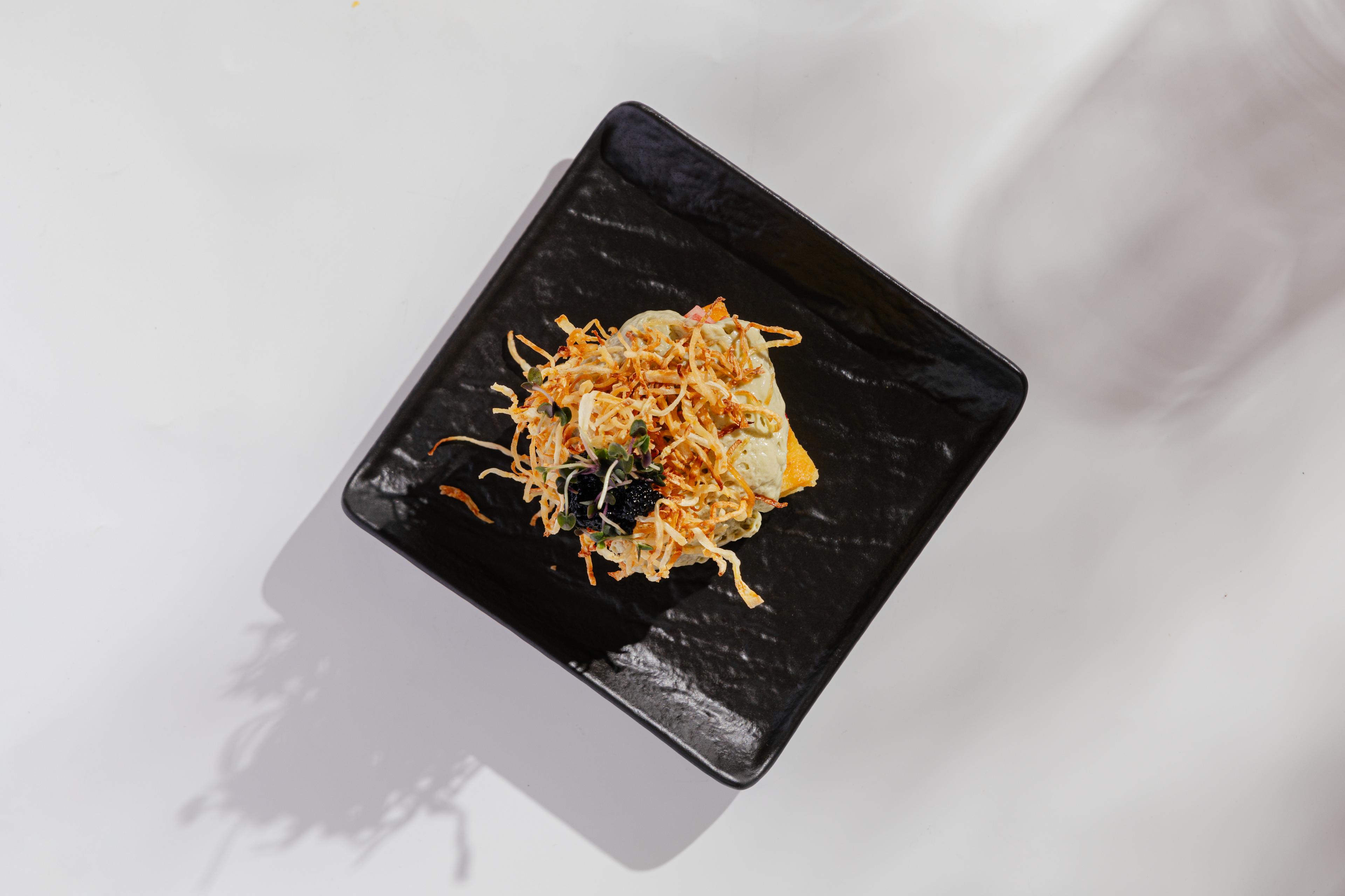 Тартар из тунца с клубникой и эспумой из авокадо на бриоши